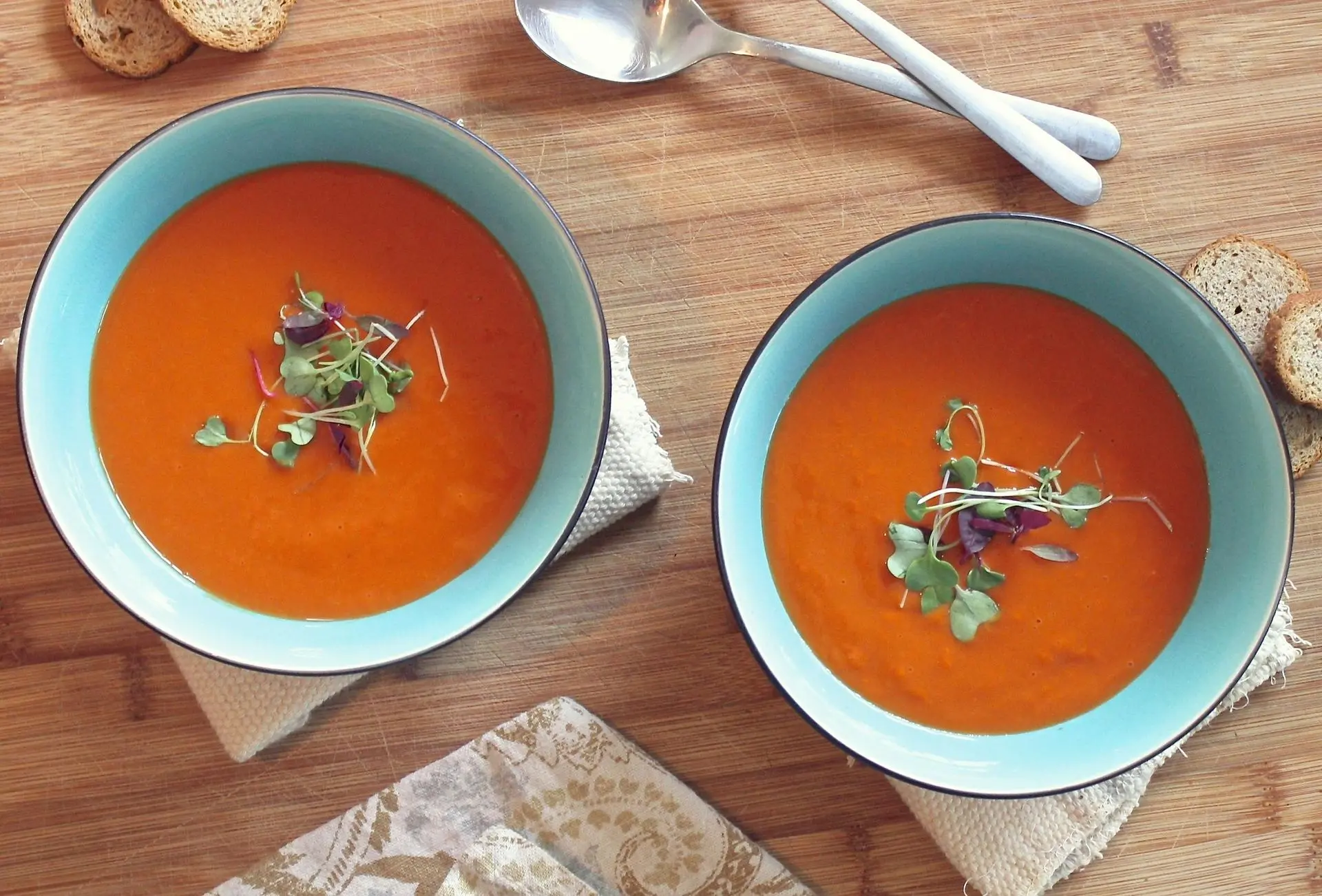 Tomaten soep met microgroenten als topping Tomaten soep met microgroenten als topping