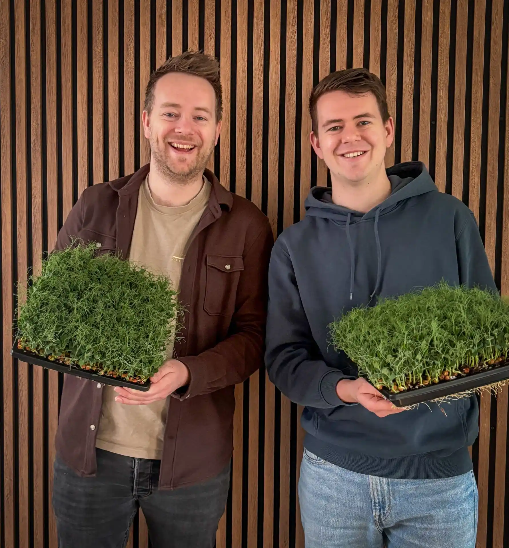Foto van Migiel en Martijn met microgroenten Foto van Migiel en Martijn met microgroenten