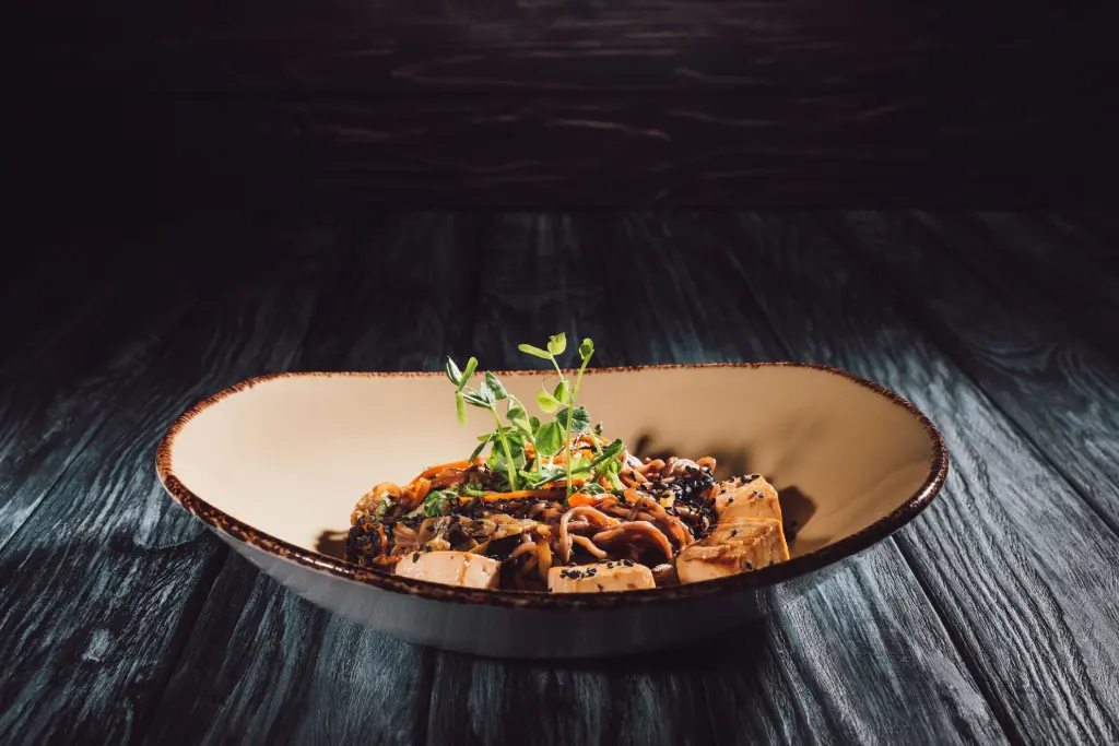 Microgroenten als topping op fine dining bord