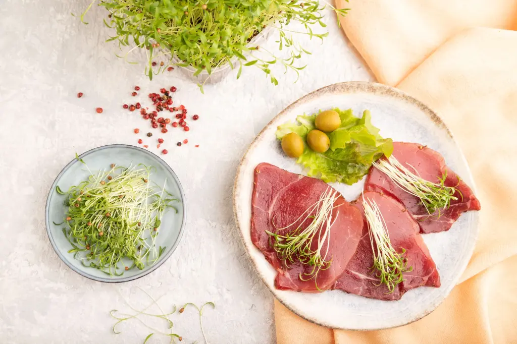 Voorgerecht met carpaccio en microgroenten
