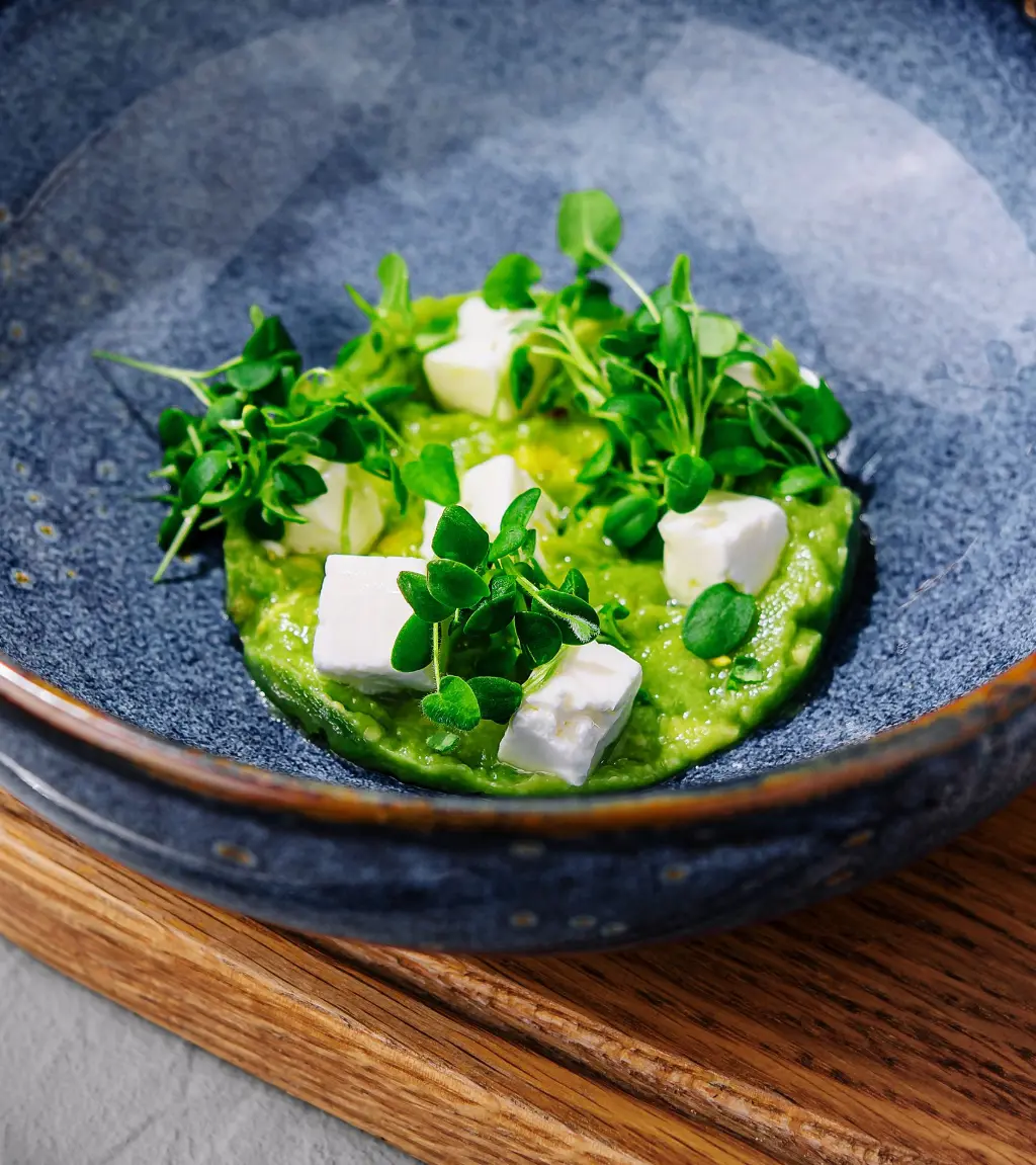 Microgroenten op voorgerecht met feta